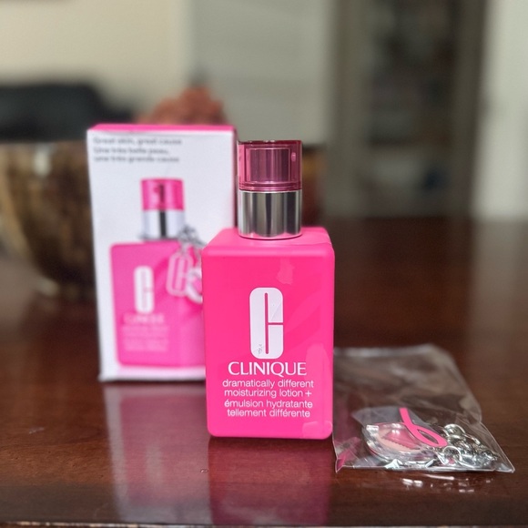 Clinique Pink Moisturizing Lotion with Charm DDML+ Breast Cancer Awareness 💗 - Picture 2 of 2